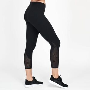 NWT SPANX laser wave 7/8 legging in black. Size Small